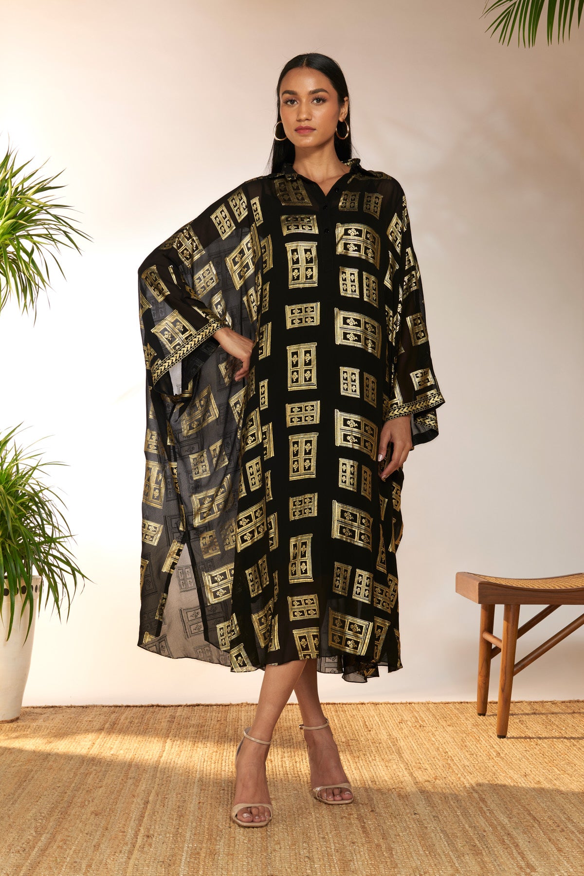 Masaba Black Open Doors Foil Collar Kaftan XL | House of Masaba Masaba Black Open Doors Foil Collar Kaftan XL | House of Masaba