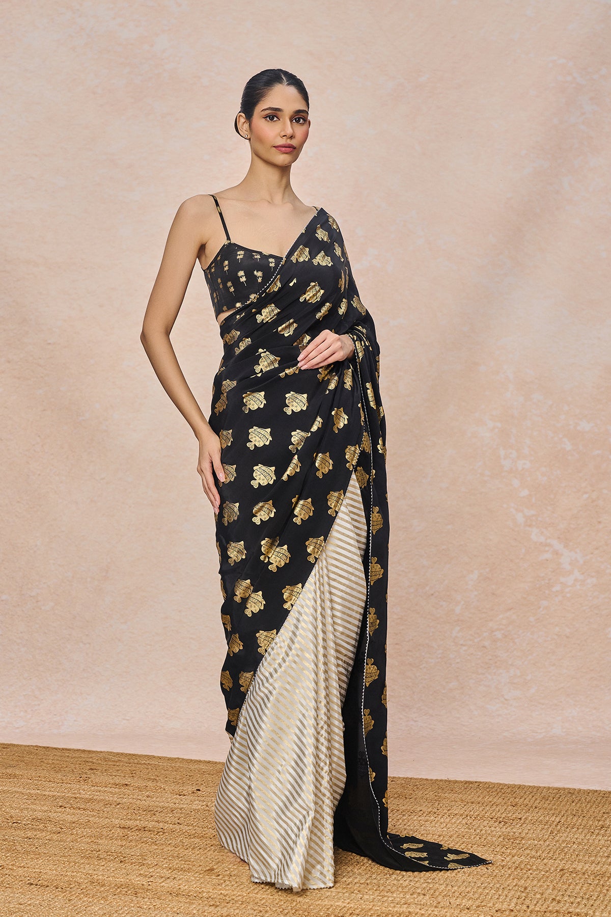 Black And White Fin Lake Saree